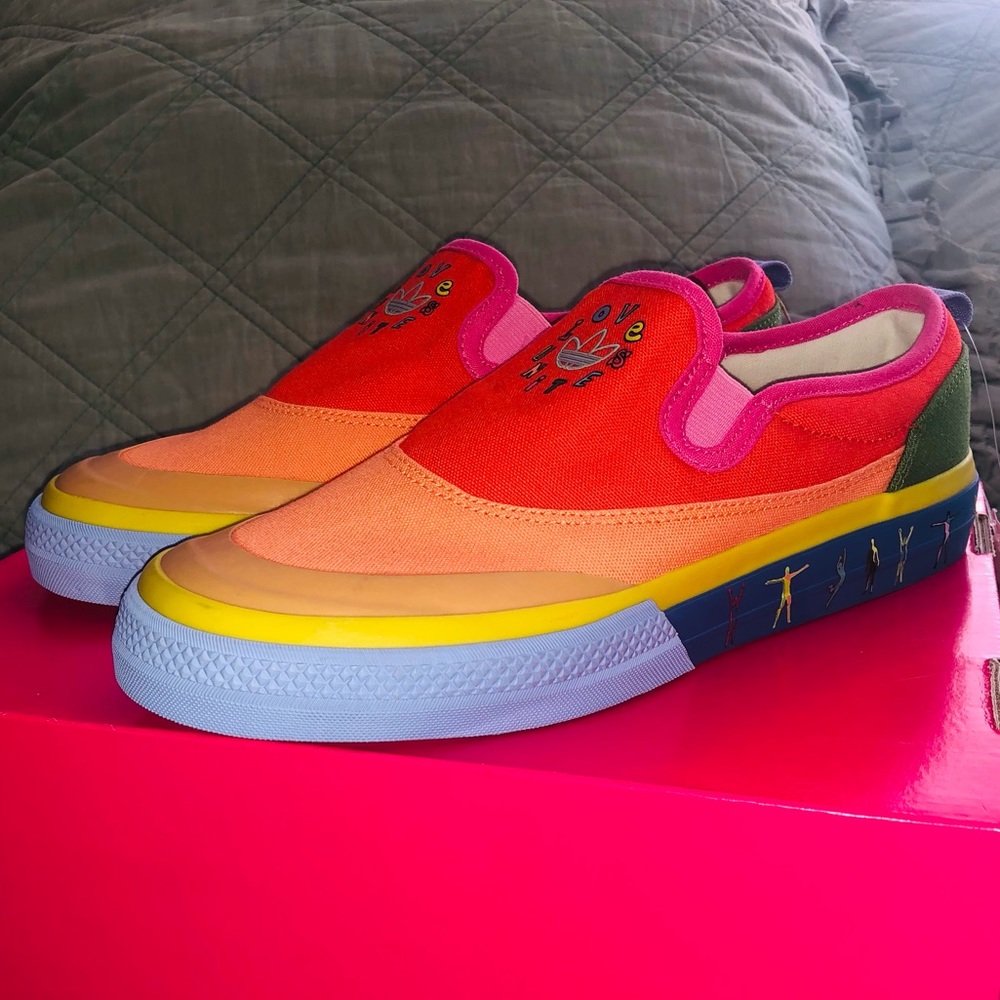 Adidas Love unites shoes - Picture 2 of 8